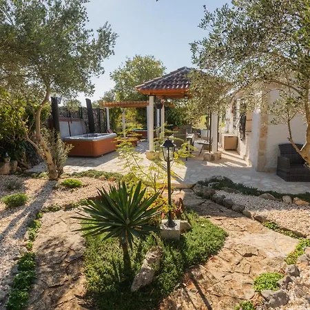 Peace Oasis & Active Holiday Near Krka Bristane