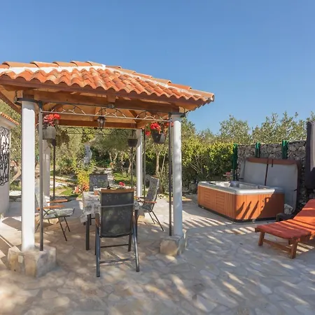 Peace Oasis & Active Holiday Near Krka Bristane